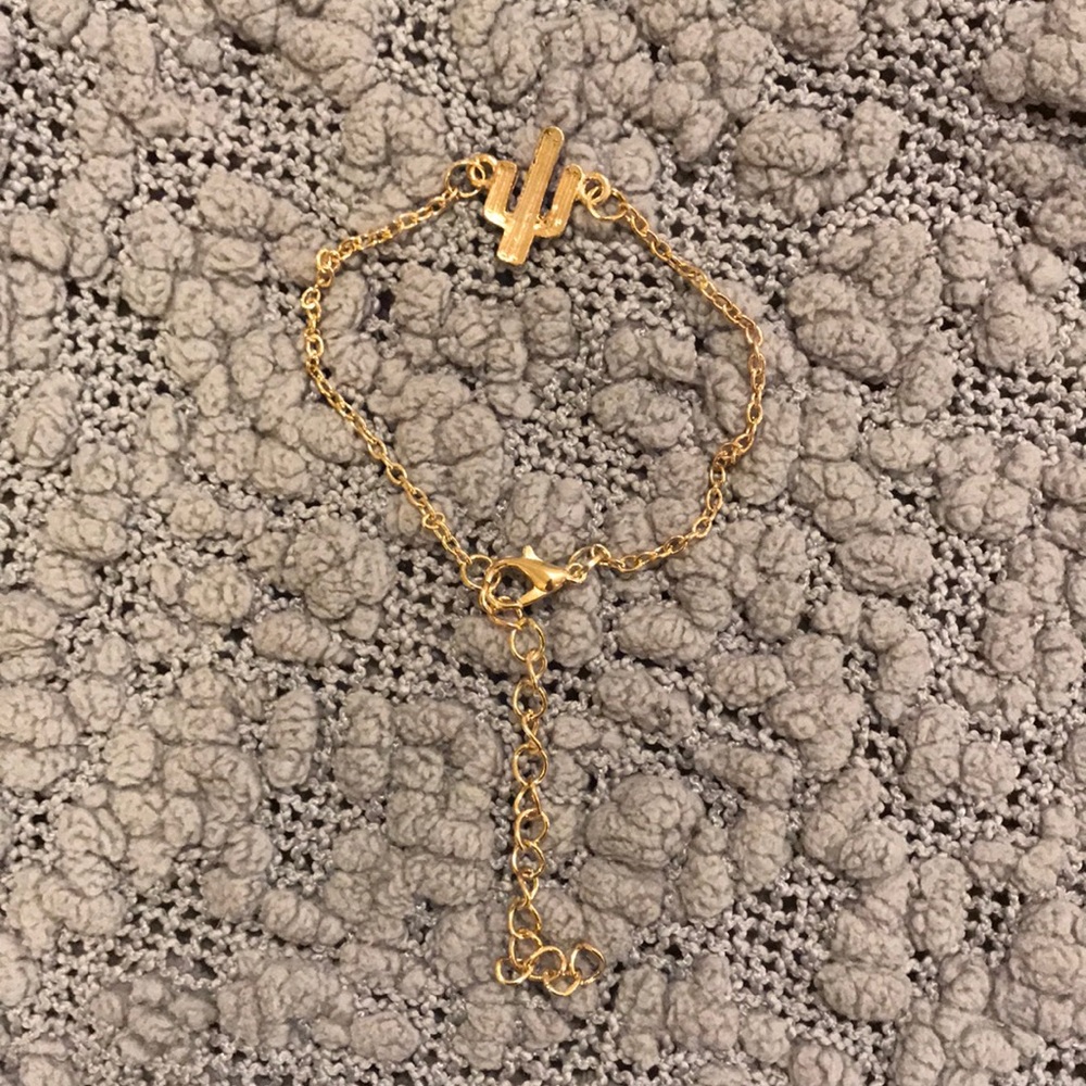 Adjustable cactus bracelet in gold.